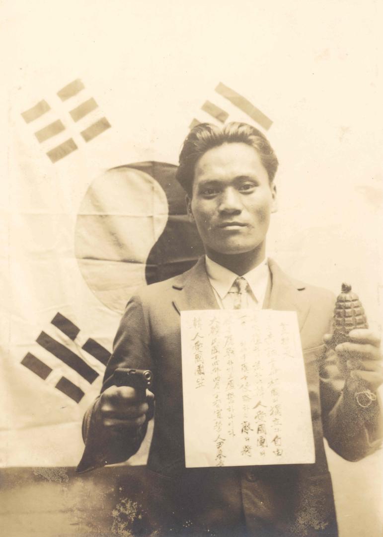 선서문을 가슴에 달고 수류탄과 권총을 쥐고 있는 윤봉길 (1932. 4. 26)