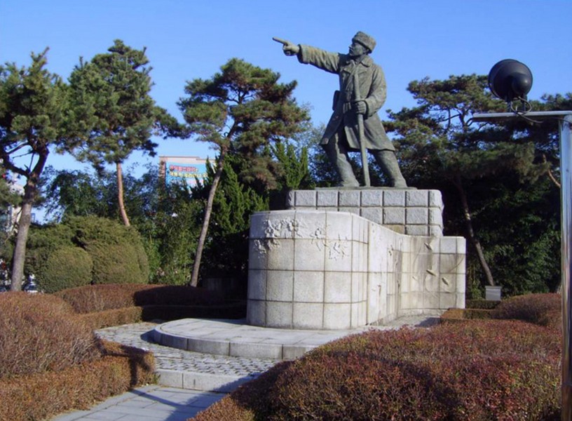 김좌진장군동상