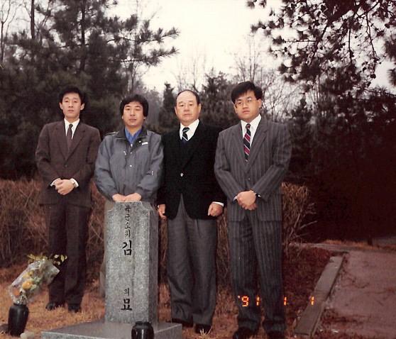 현충원 안장된 김소위 묘에서 황장군과 김소위 아들 사진