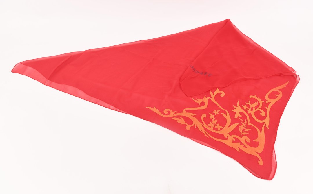 앙드레 김이 헌정한 전투기 조종사의 「빨간 머플러」