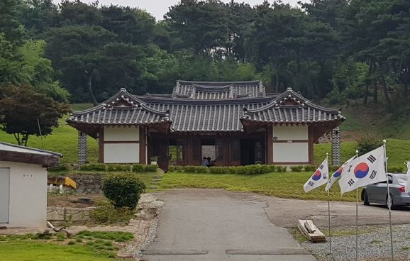 덕신학교 기념관