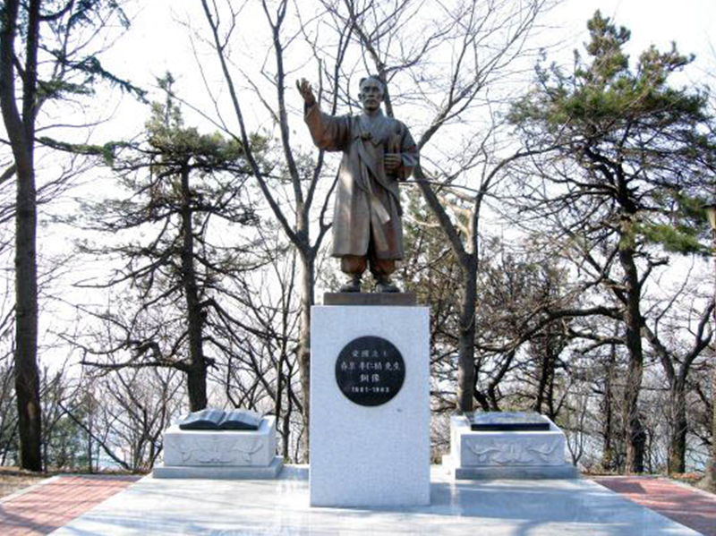 애국지사 춘고 이인식선생 동상