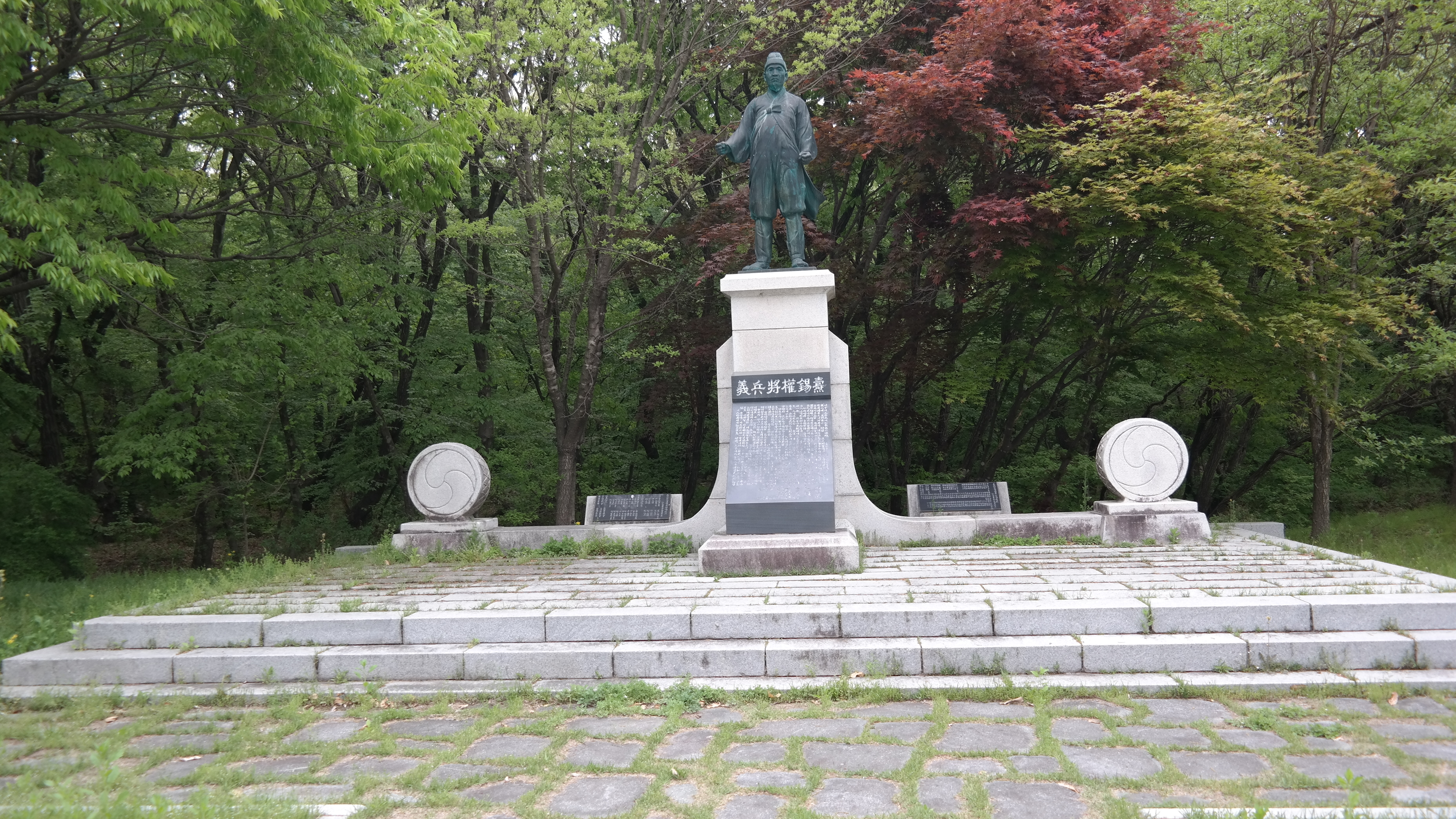 권석도의병장 동상