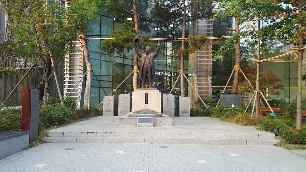 해공 신익희선생 동상