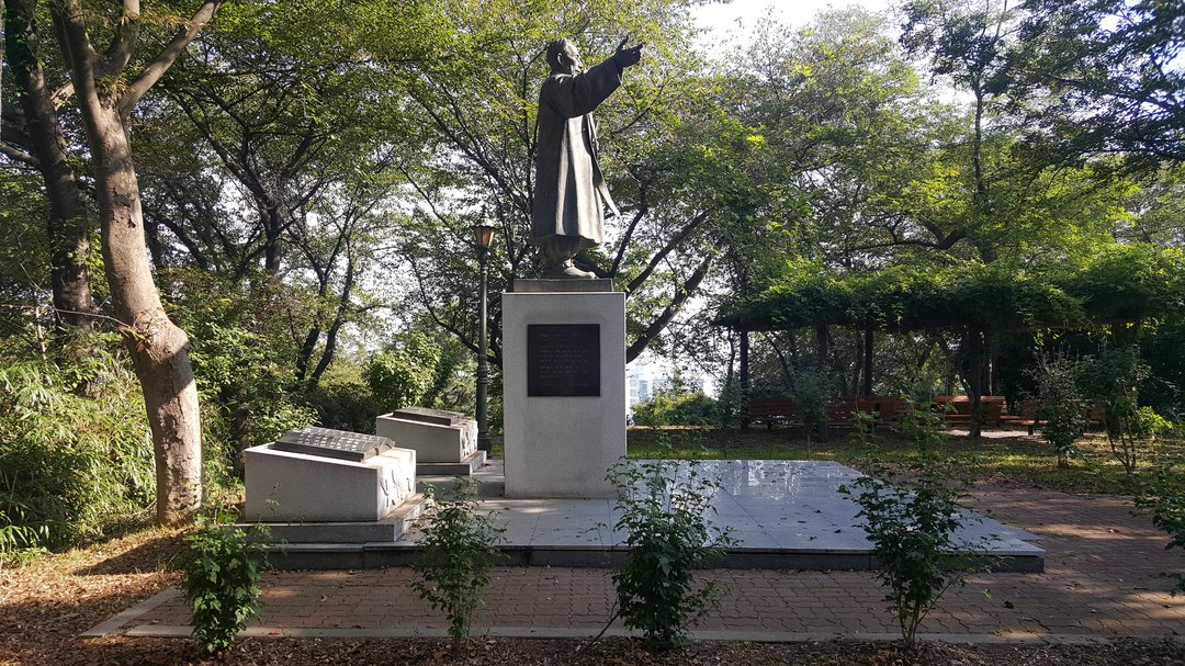 애국지사 춘고 이인식선생 동상 사진