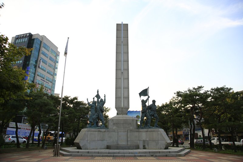 독립항쟁 기념탑 사진