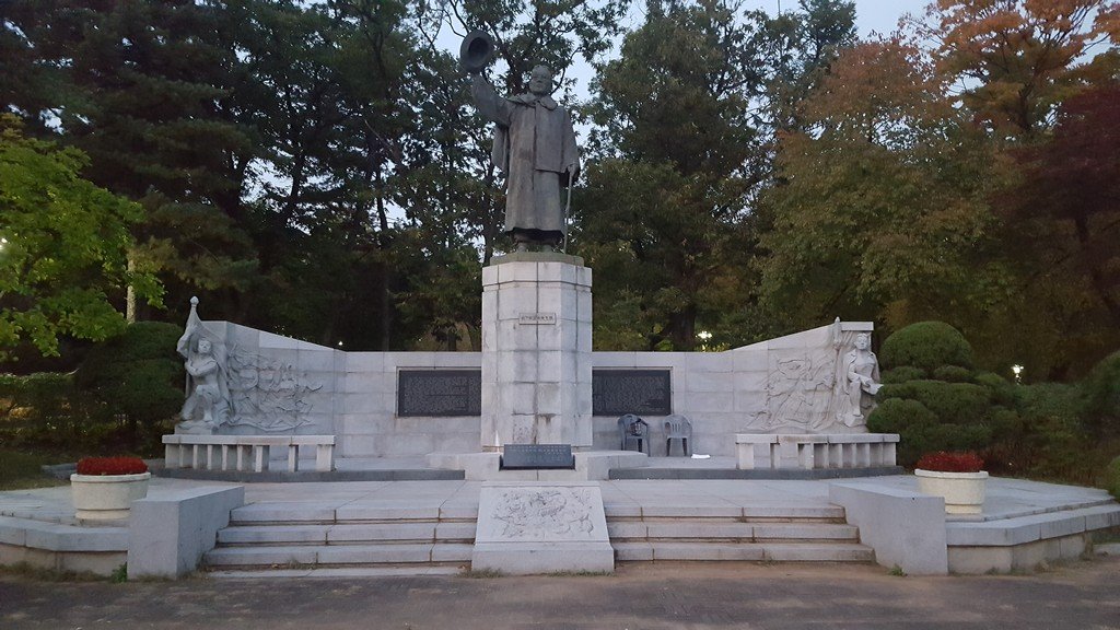 고하 송진우선생 동상 사진