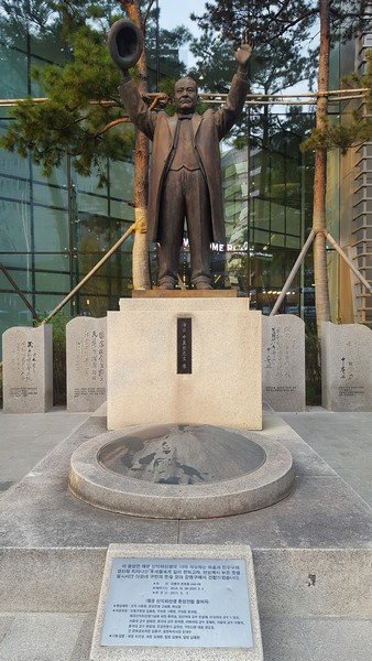 해공 신익희선생 동상 사진